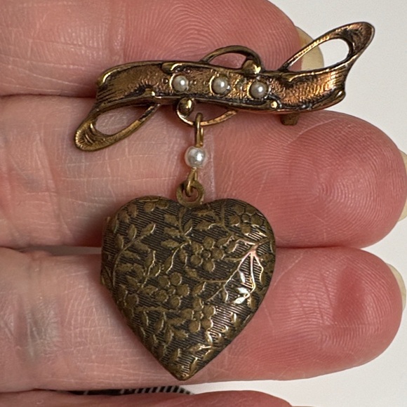 Vintage Heart Locket Brooch with Pearls - Picture 5 of 9